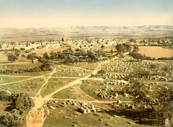 Vista de la ciudad de Ramleh con el cementerio en primer plano, c.1880-1900